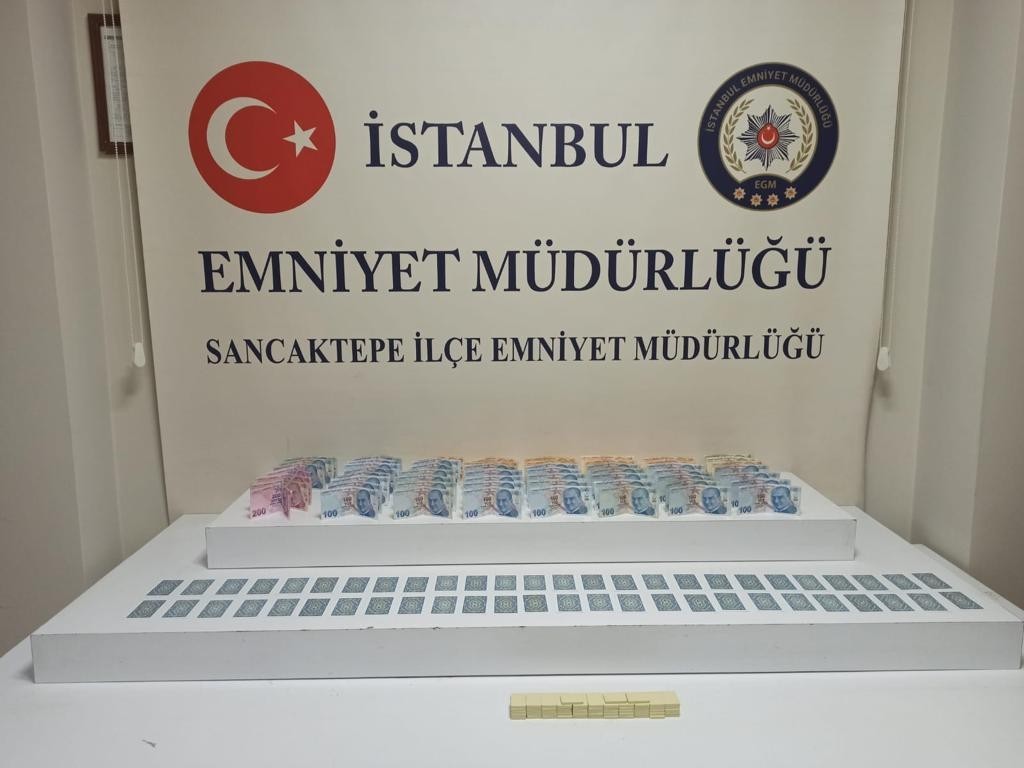 Sancaktepe’de kumar oynatıldığı tespit edilen kıraathaneye emniyet ekipleri baskın yaptı. Kumar oynadığı belirlenen 7 şüpheliye toplam 12 bin 733 ...