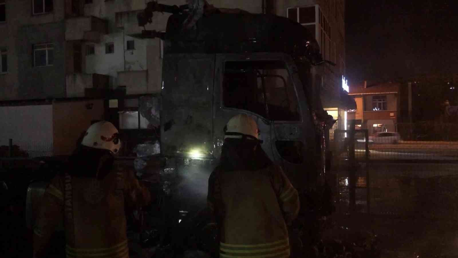 Sancaktepe’de tır satışı yapan bir iş yerinin otoparkında park halinde bulunan tır belirlenemeyen bir nedenle yandı. Yangın sonrası yanan tır ...