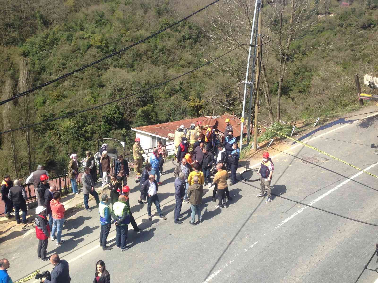 Sarıyer’de yokuş aşağı inerken gecekonduların üzerine uçan tonlarca ağırlıktaki tırı kaldırma çalışmalarına başlandı. 6 kişinin yaralandığı ...