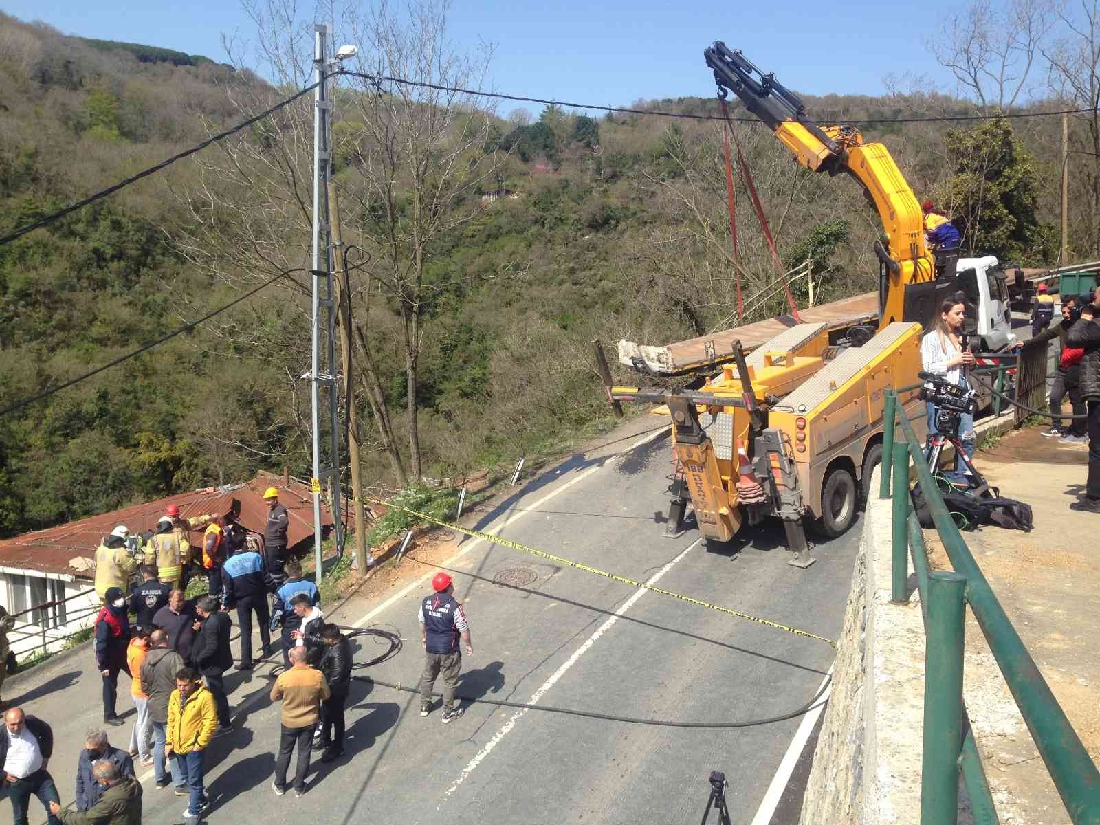 Sarıyer’de yokuş aşağı inerken gecekonduların üzerine uçan tonlarca ağırlıktaki tırı kaldırma çalışmalarına başlandı. 6 kişinin yaralandığı ...