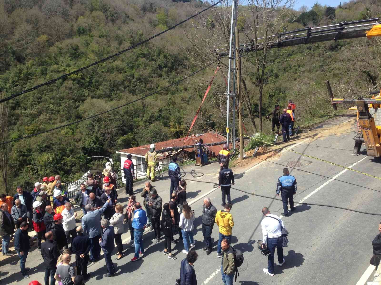 Sarıyer’de yokuş aşağı inerken gecekonduların üzerine uçan tonlarca ağırlıktaki tırı kaldırma çalışmalarına başlandı. 6 kişinin yaralandığı ...