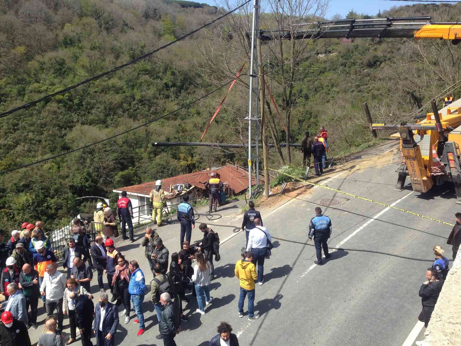 Sarıyer’de yokuş aşağı inerken gecekonduların üzerine uçan tonlarca ağırlıktaki tırı kaldırma çalışmalarına başlandı. 6 kişinin yaralandığı ...