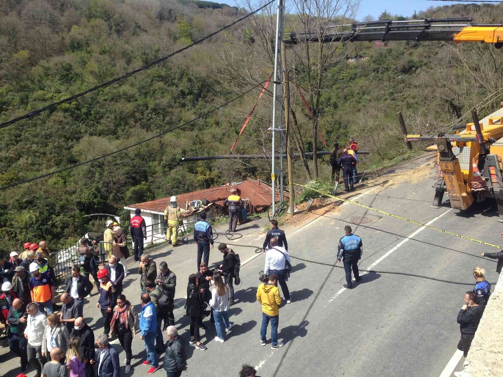 Sarıyer’de yokuş aşağı inerken gecekonduların üzerine uçan tonlarca ağırlıktaki tırı kaldırma çalışmalarına başlandı. 6 kişinin yaralandığı ...