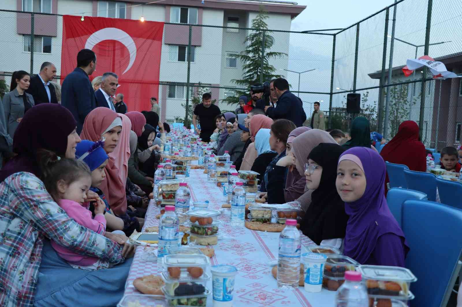 Ukrayna ve Rusya arasında yaşanan savaş sebebiyle ülkelerini terk edip Türkiye’ye gelen Kırım Tatar Türkü vatandaşlara Kredi ve Yurtlar Kurumunda ...