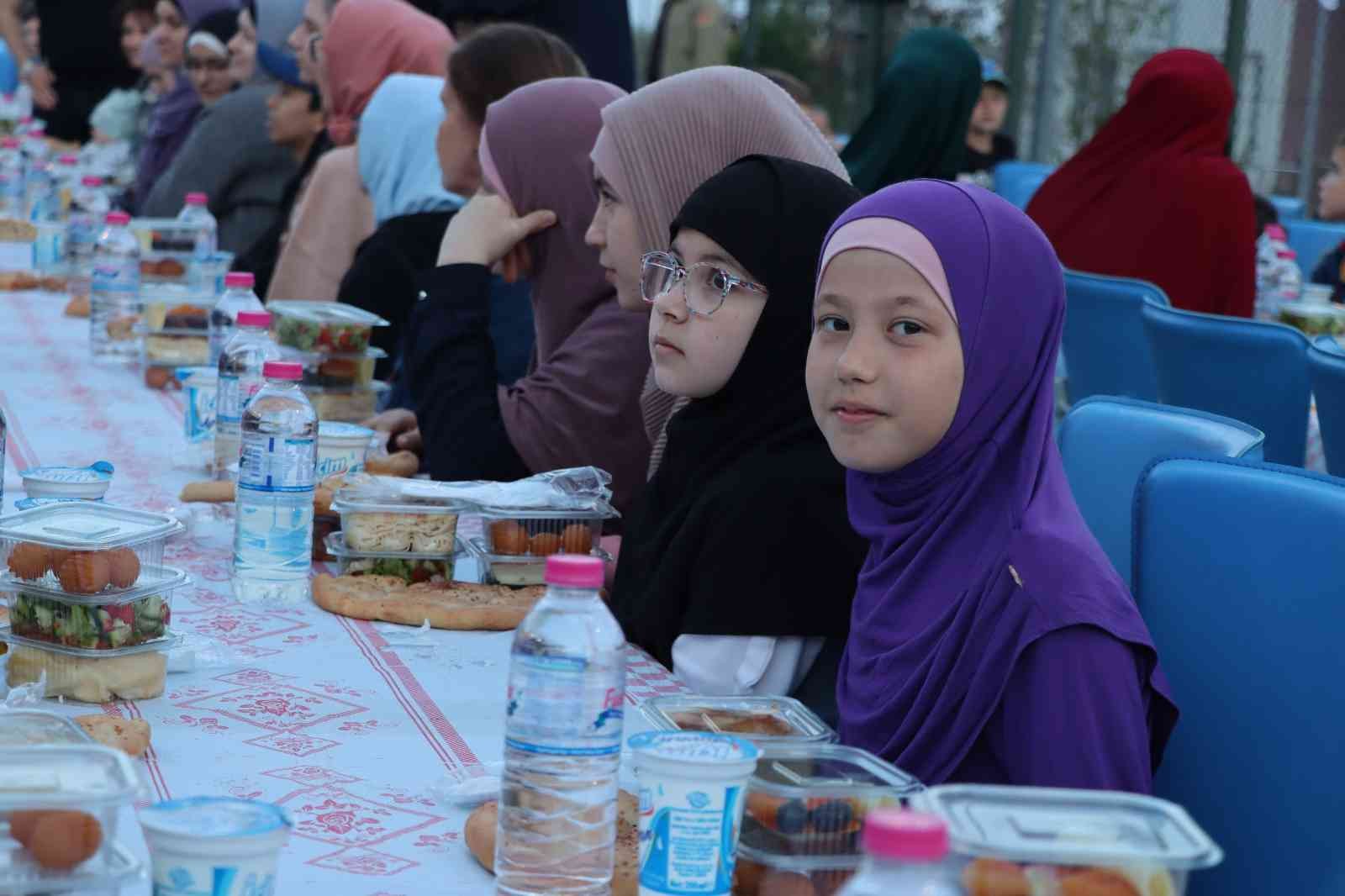 Ukrayna ve Rusya arasında yaşanan savaş sebebiyle ülkelerini terk edip Türkiye’ye gelen Kırım Tatar Türkü vatandaşlara Kredi ve Yurtlar Kurumunda ...