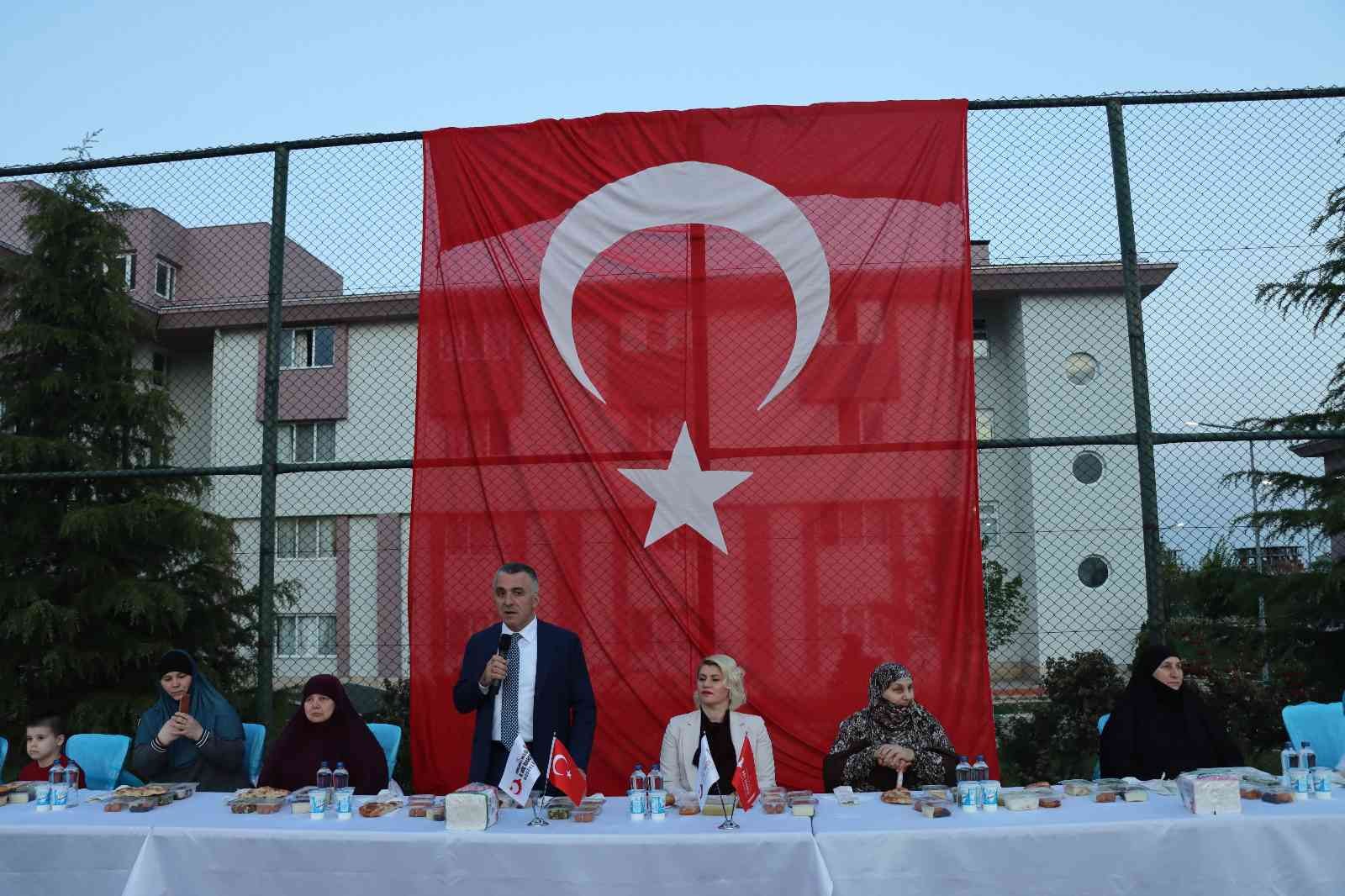 Ukrayna ve Rusya arasında yaşanan savaş sebebiyle ülkelerini terk edip Türkiye’ye gelen Kırım Tatar Türkü vatandaşlara Kredi ve Yurtlar Kurumunda ...