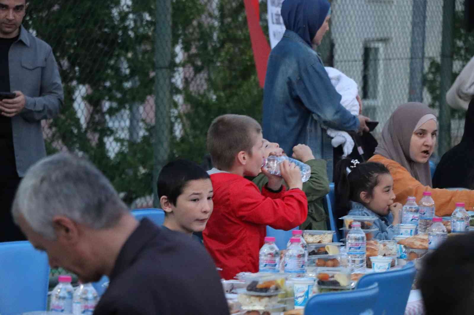 Ukrayna ve Rusya arasında yaşanan savaş sebebiyle ülkelerini terk edip Türkiye’ye gelen Kırım Tatar Türkü vatandaşlara Kredi ve Yurtlar Kurumunda ...