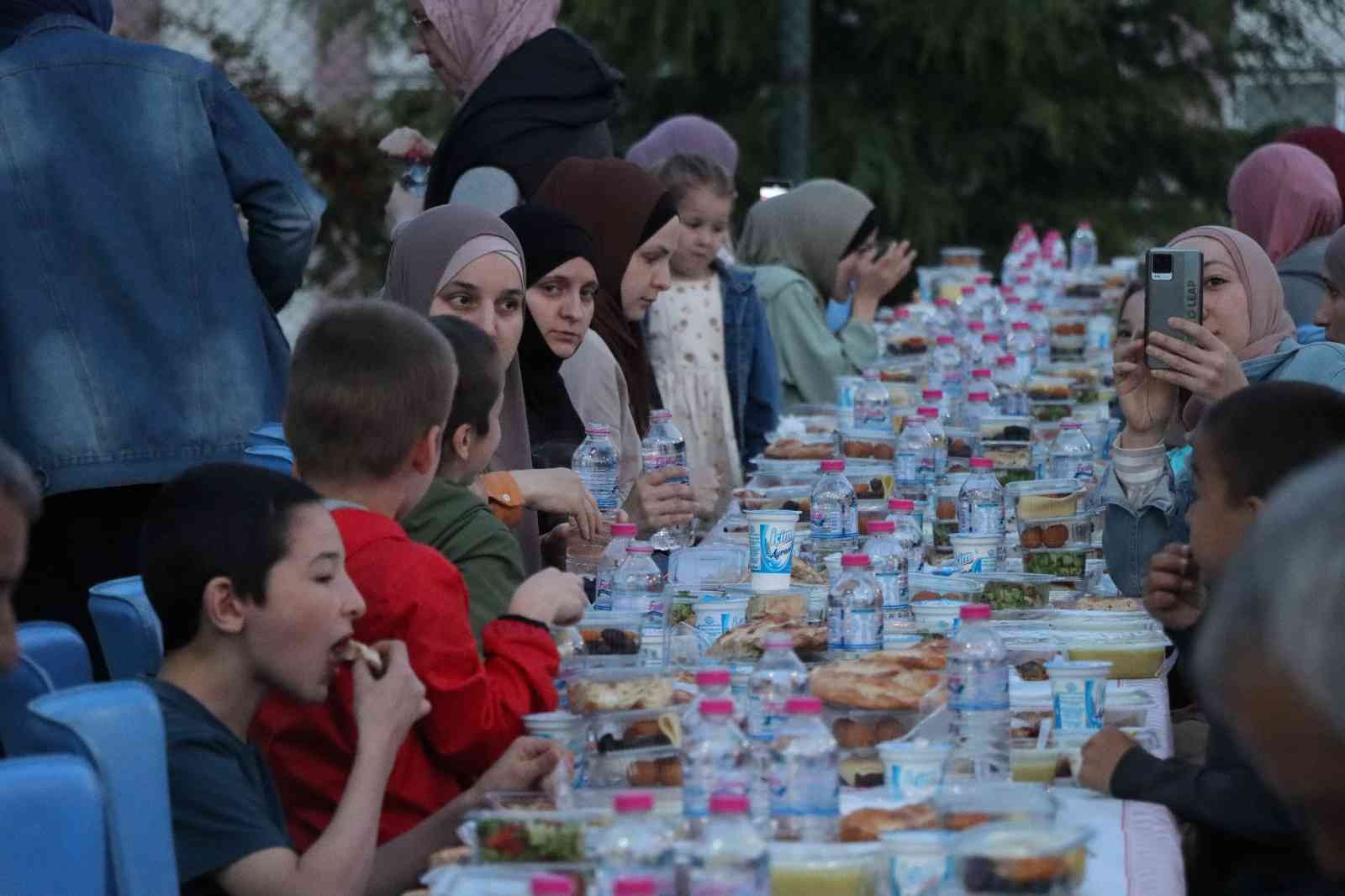 Ukrayna ve Rusya arasında yaşanan savaş sebebiyle ülkelerini terk edip Türkiye’ye gelen Kırım Tatar Türkü vatandaşlara Kredi ve Yurtlar Kurumunda ...