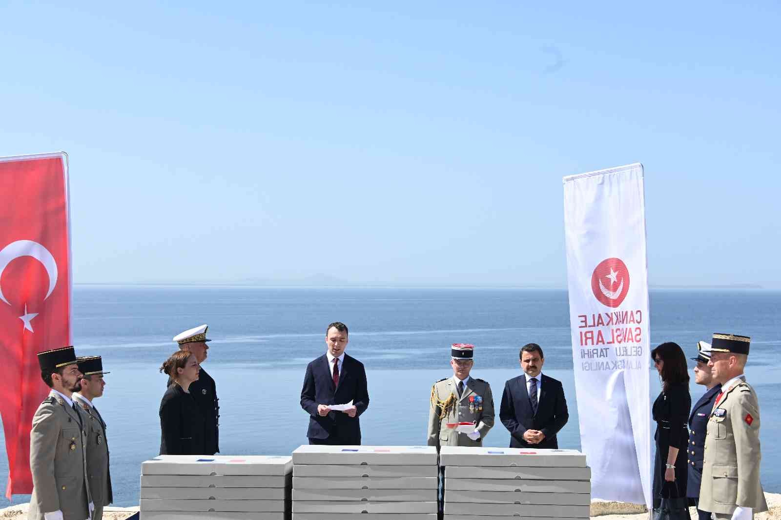 Çanakkale’de Seddülbahir Kalesi restorasyon projesi çerçevesinde sürdürülen arkeolojik alan çalışmalarında bulunan 17 Fransız askerine ait ...