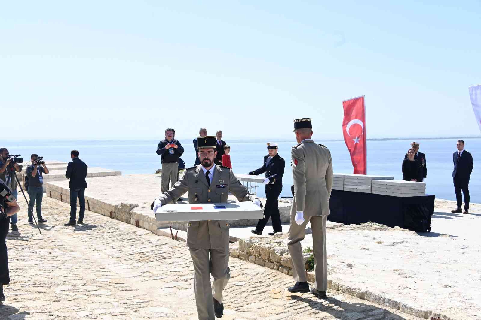 Çanakkale’de Seddülbahir Kalesi restorasyon projesi çerçevesinde sürdürülen arkeolojik alan çalışmalarında bulunan 17 Fransız askerine ait ...