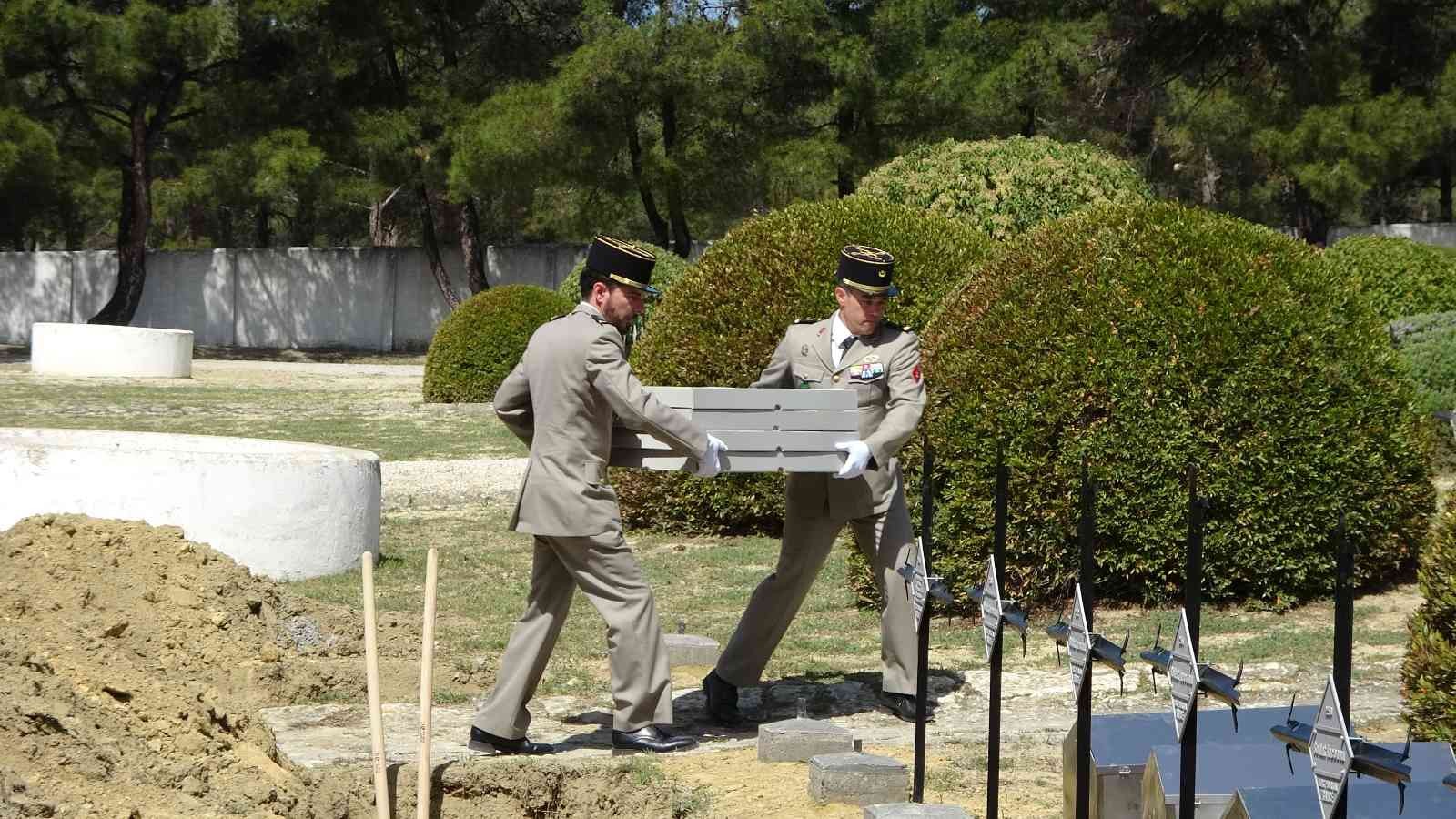 Çanakkale’de Seddülbahir Kalesi restorasyon projesi çerçevesinde sürdürülen arkeolojik alan çalışmalarında bulunan 17 Fransız askerine ait ...