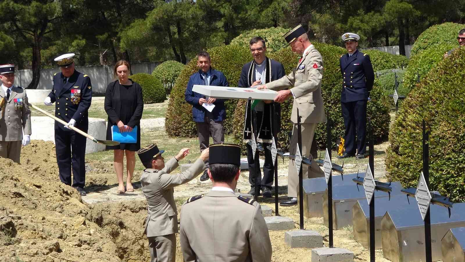 Çanakkale’de Seddülbahir Kalesi restorasyon projesi çerçevesinde sürdürülen arkeolojik alan çalışmalarında bulunan 17 Fransız askerine ait ...