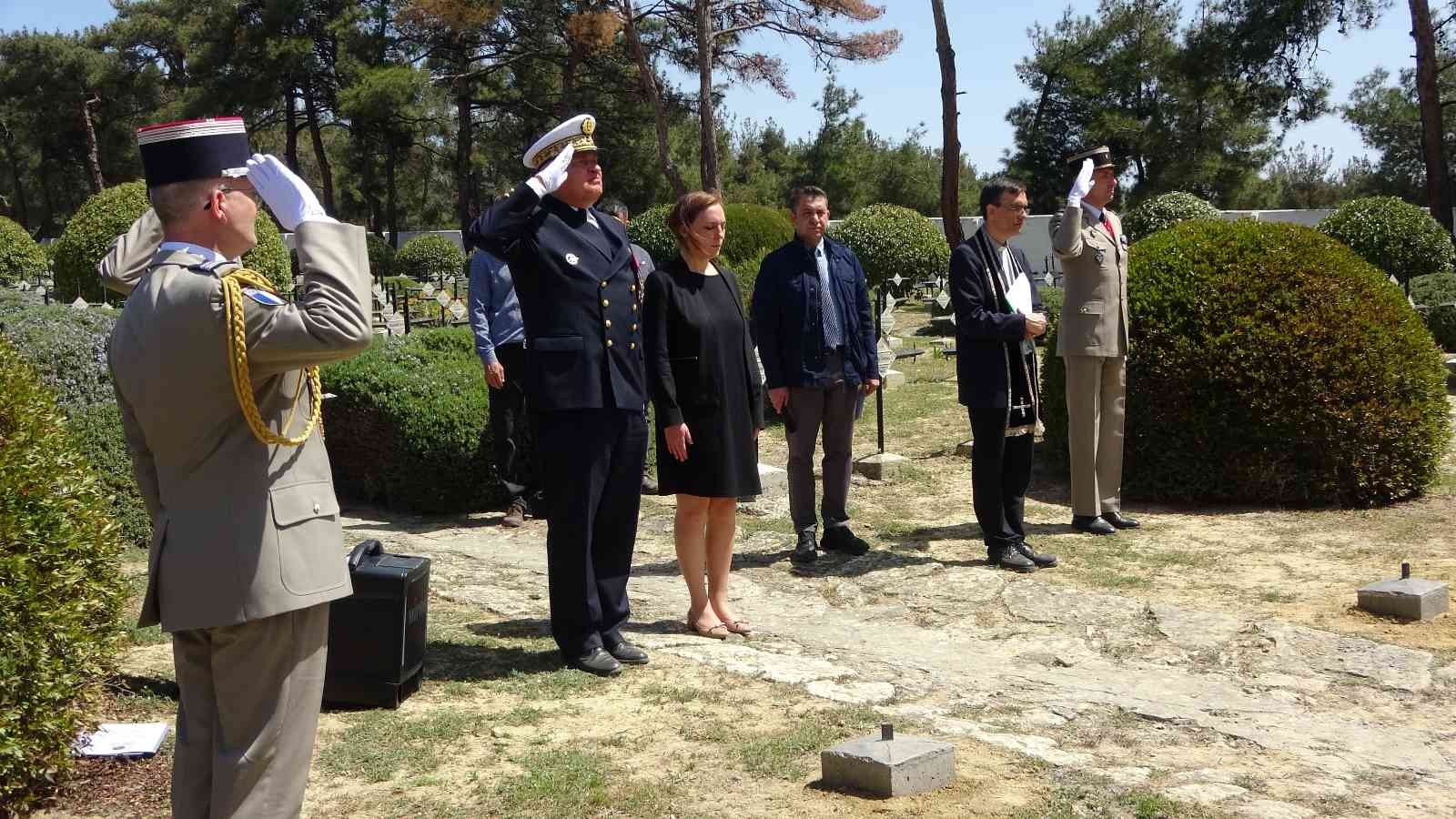 Çanakkale’de Seddülbahir Kalesi restorasyon projesi çerçevesinde sürdürülen arkeolojik alan çalışmalarında bulunan 17 Fransız askerine ait ...