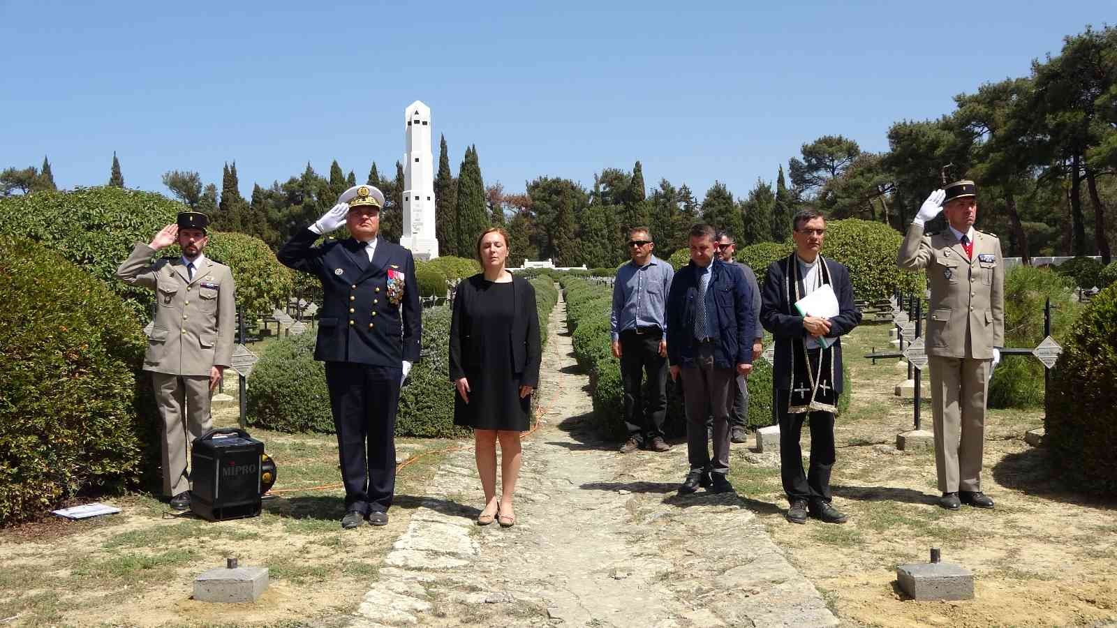 Çanakkale’de Seddülbahir Kalesi restorasyon projesi çerçevesinde sürdürülen arkeolojik alan çalışmalarında bulunan 17 Fransız askerine ait ...