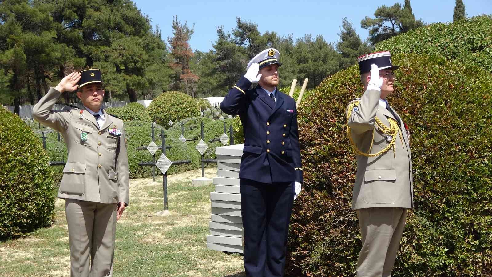 Çanakkale’de Seddülbahir Kalesi restorasyon projesi çerçevesinde sürdürülen arkeolojik alan çalışmalarında bulunan 17 Fransız askerine ait ...