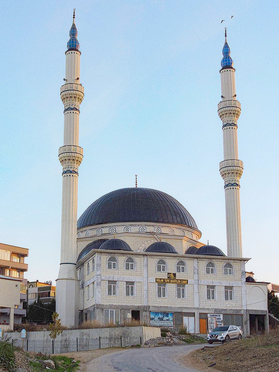 Mustafakemalpaşa Barış Mahallesi’nde şehitlerin anısını yaşatmak için yapılan Oğlak Tepe Şehitler Cami ibadete açıldı. 2019 yılı Ağustos ayında ...