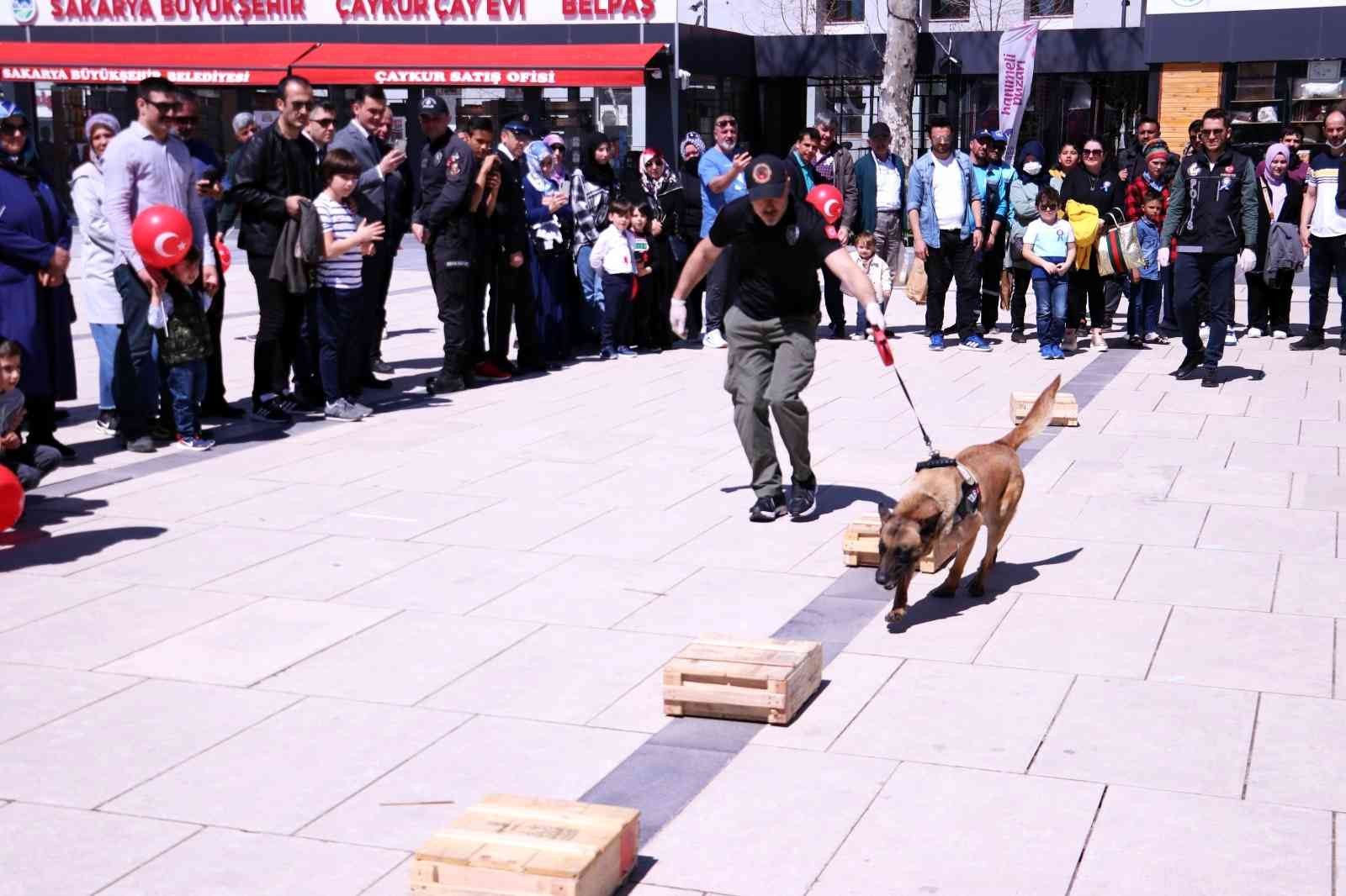 Tüm yurtta olduğu gibi Sakarya’da da Polis Haftası düzenlenen etkinliklerle kutlanıyor. Kutlamalar çerçevesinde Sakarya polisinin havadaki gözü ...