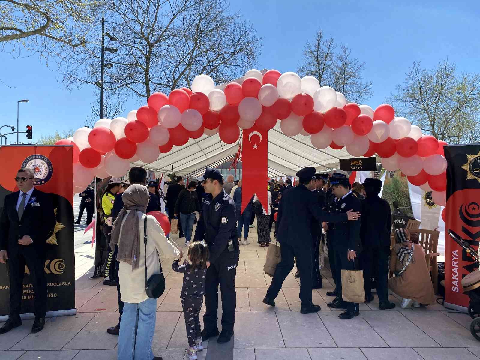 Tüm yurtta olduğu gibi Sakarya’da da Polis Haftası düzenlenen etkinliklerle kutlanıyor. Kutlamalar çerçevesinde Sakarya polisinin havadaki gözü ...