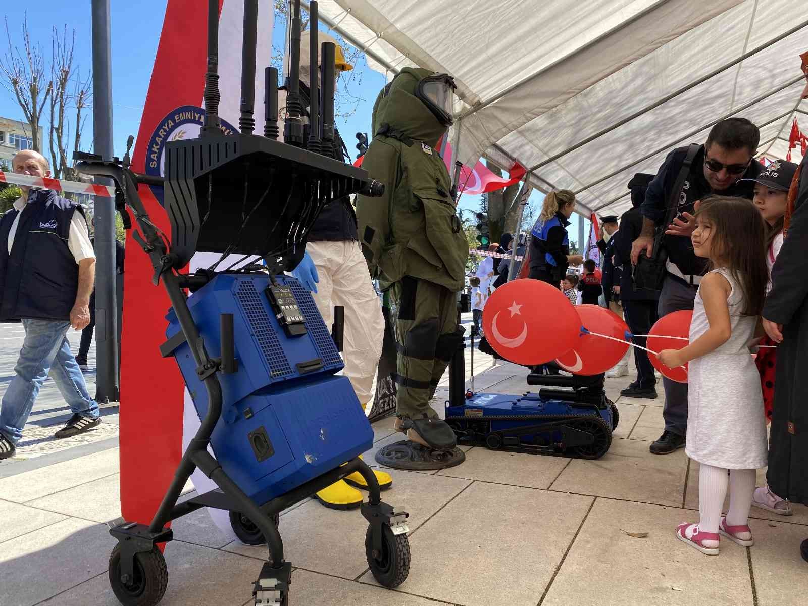 Tüm yurtta olduğu gibi Sakarya’da da Polis Haftası düzenlenen etkinliklerle kutlanıyor. Kutlamalar çerçevesinde Sakarya polisinin havadaki gözü ...