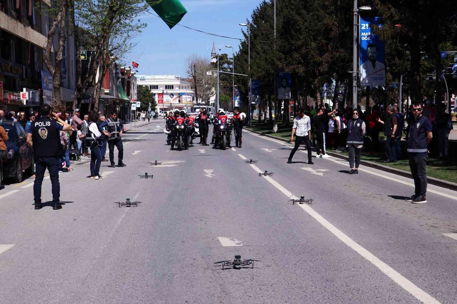 Tüm yurtta olduğu gibi Sakarya’da da Polis Haftası düzenlenen etkinliklerle kutlanıyor. Kutlamalar çerçevesinde Sakarya polisinin havadaki gözü ...