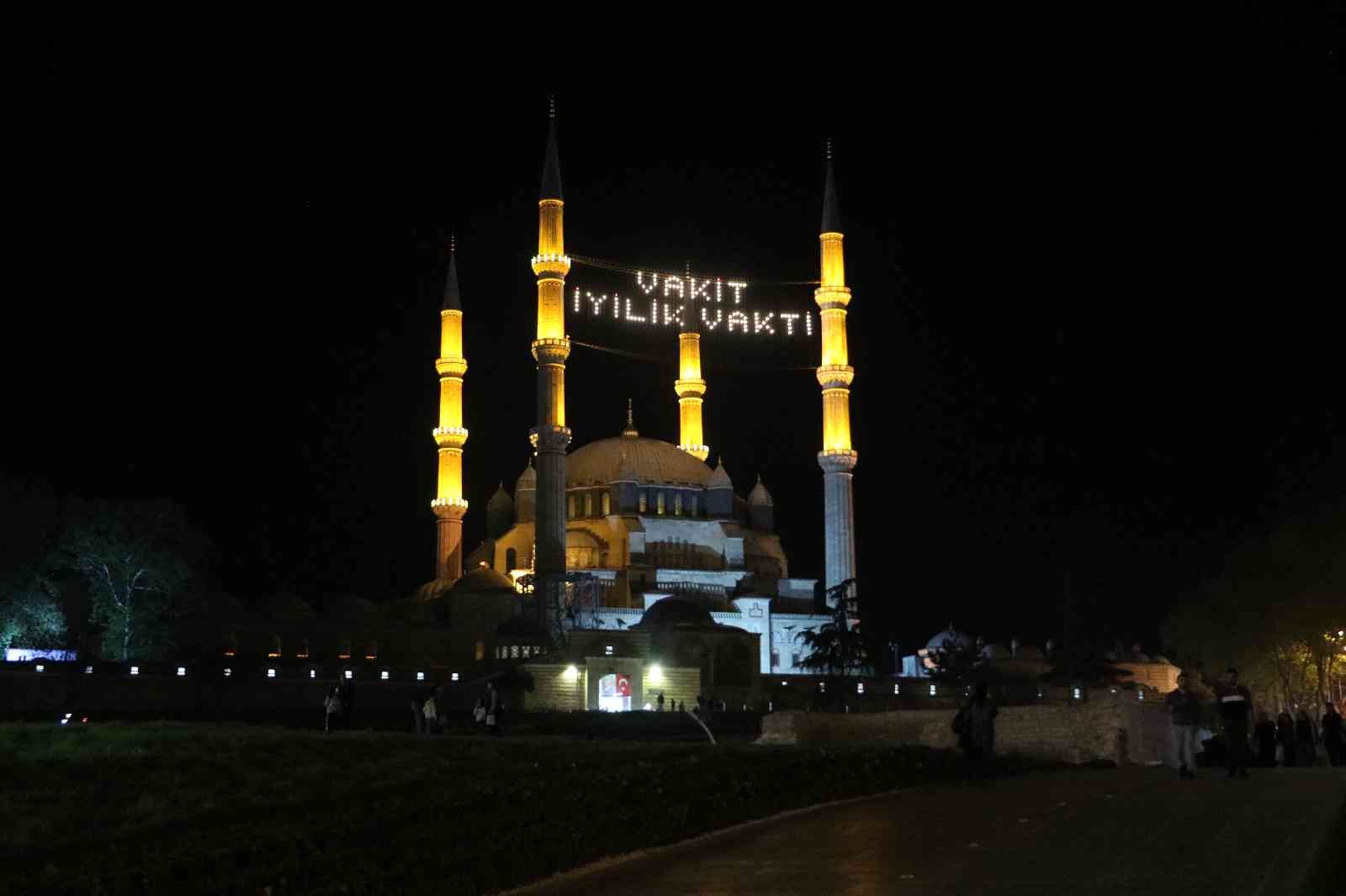 Mimar Sinan’ın ustalık eseri tarihi Selimiye Camii başta olmak üzere diğer camiler de Kadir Gecesi yoğunluğu yaşandı. Kovid-19 salgını nedeniyle ...