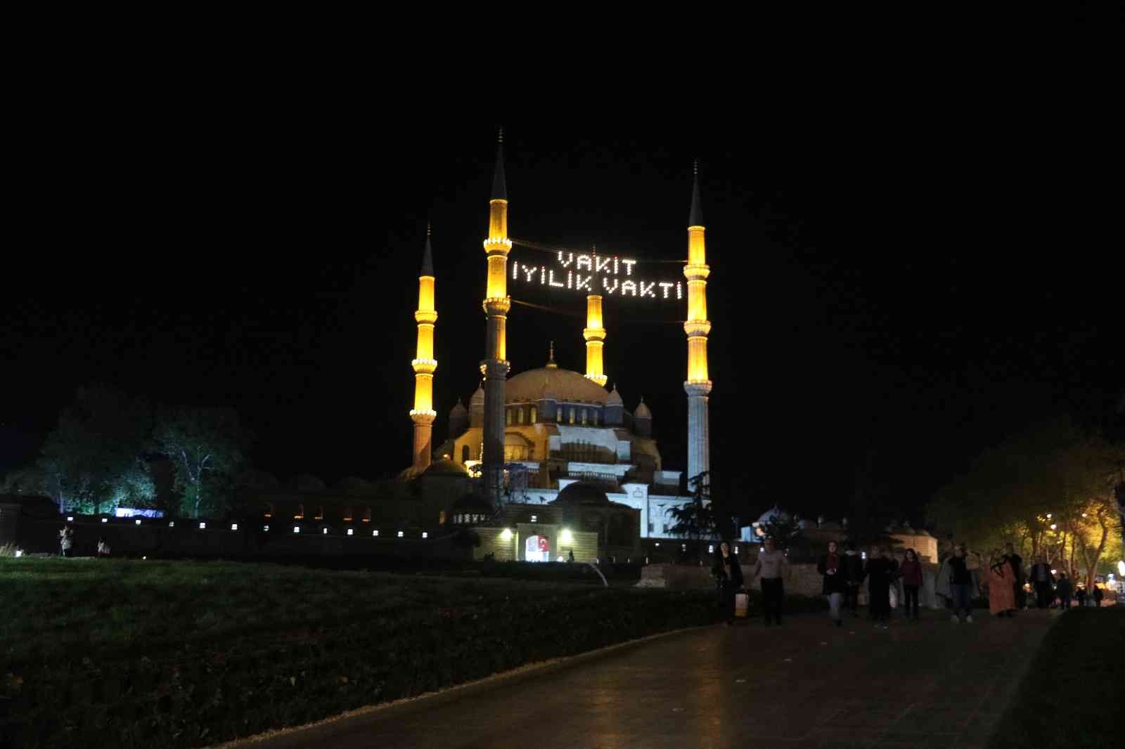 Mimar Sinan’ın ustalık eseri tarihi Selimiye Camii başta olmak üzere diğer camiler de Kadir Gecesi yoğunluğu yaşandı. Kovid-19 salgını nedeniyle ...