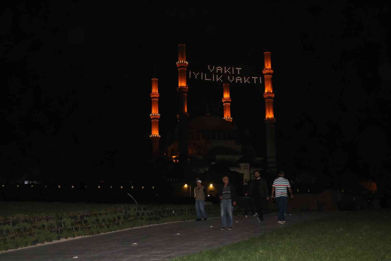 Mimar Sinan’ın ustalık eseri tarihi Selimiye Camii başta olmak üzere diğer camiler de Kadir Gecesi yoğunluğu yaşandı. Kovid-19 salgını nedeniyle ...