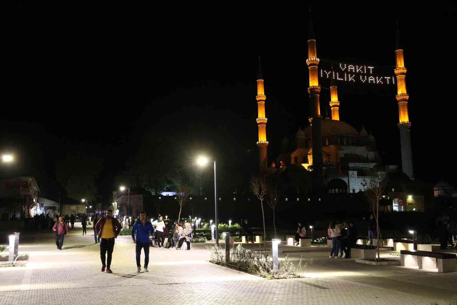 Mimar Sinan’ın ustalık eseri tarihi Selimiye Camii başta olmak üzere diğer camiler de Kadir Gecesi yoğunluğu yaşandı. Kovid-19 salgını nedeniyle ...