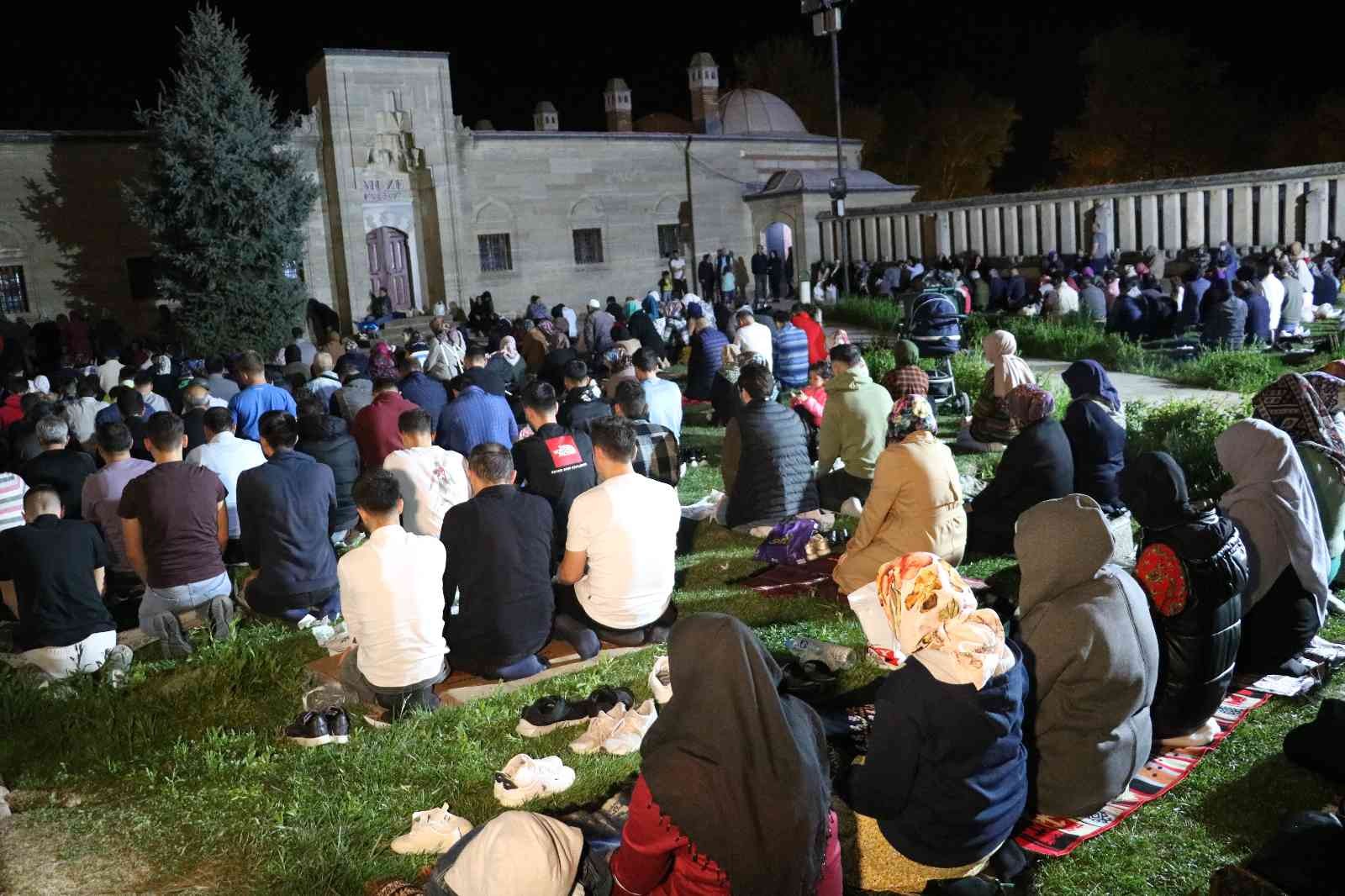 Mimar Sinan’ın ustalık eseri tarihi Selimiye Camii başta olmak üzere diğer camiler de Kadir Gecesi yoğunluğu yaşandı. Kovid-19 salgını nedeniyle ...