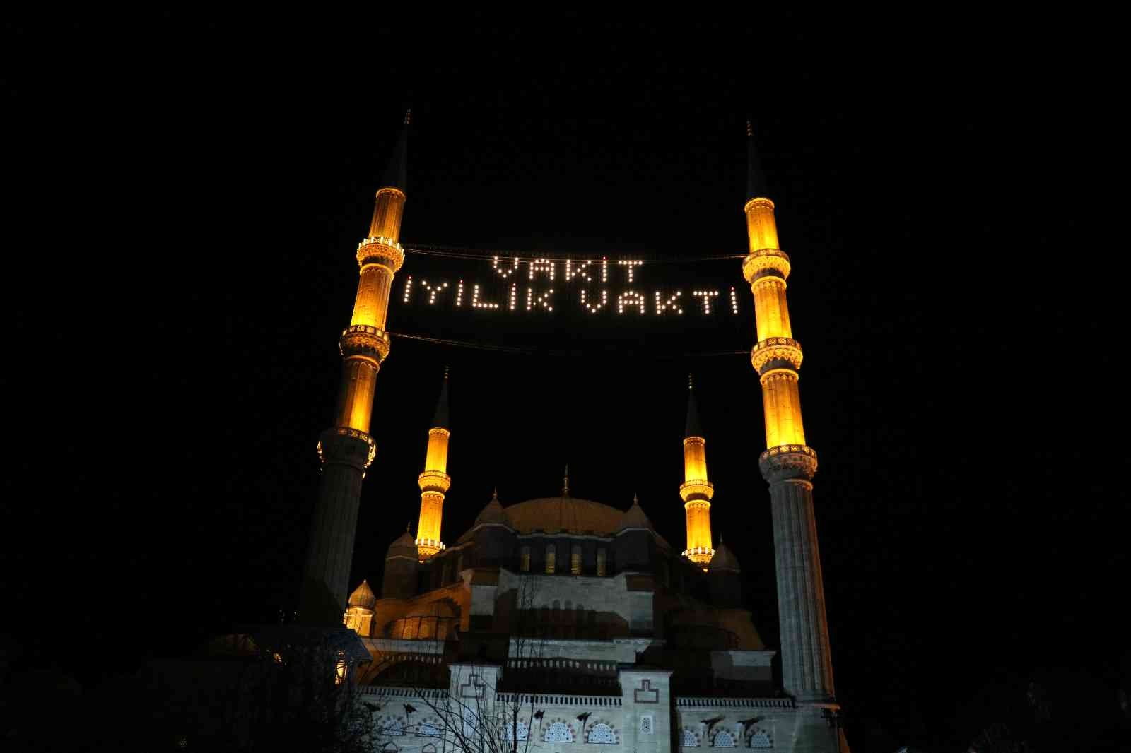 Mimar Sinan’ın ustalık eseri tarihi Selimiye Camii başta olmak üzere diğer camiler de Kadir Gecesi yoğunluğu yaşandı. Kovid-19 salgını nedeniyle ...