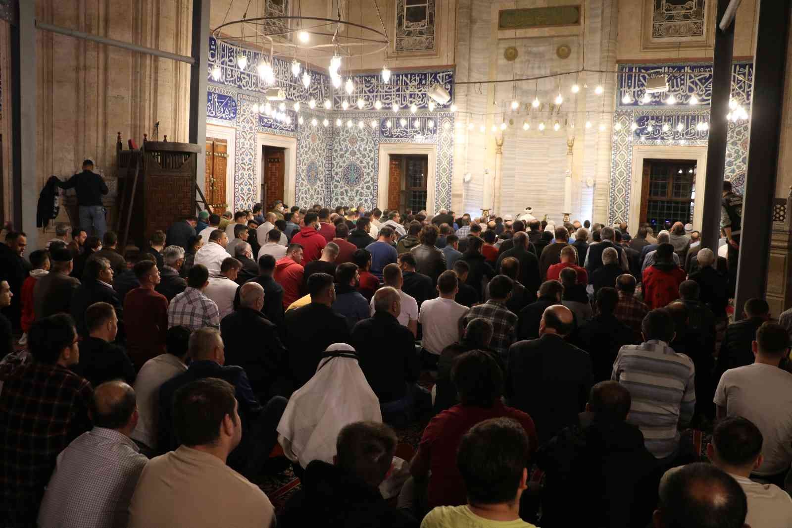 Mimar Sinan’ın ustalık eseri tarihi Selimiye Camii başta olmak üzere diğer camiler de Kadir Gecesi yoğunluğu yaşandı. Kovid-19 salgını nedeniyle ...