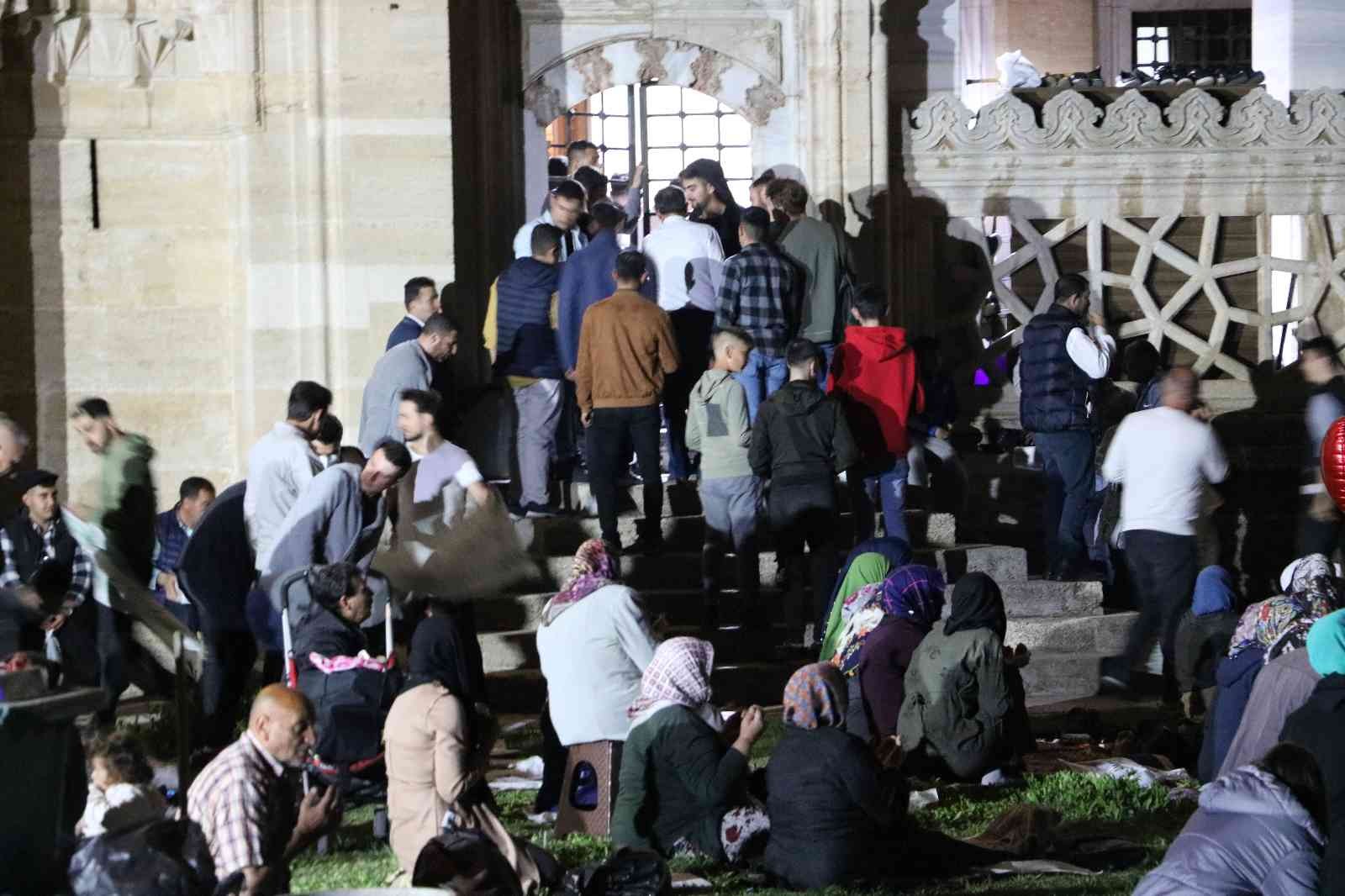 Mimar Sinan’ın ustalık eseri tarihi Selimiye Camii başta olmak üzere diğer camiler de Kadir Gecesi yoğunluğu yaşandı. Kovid-19 salgını nedeniyle ...