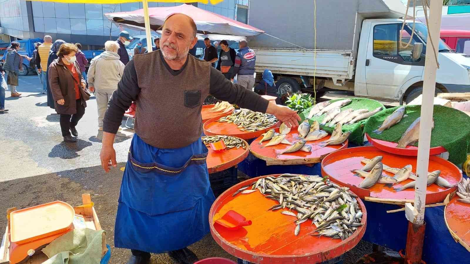 Tekirdağ (İHA) Av yasağına saatler kala Tekirdağ’ın Süleymanpaşa ilçesinde sezonun son hamsileri 30 liraya alıcı buldu. Marmara Denizi’nde balık ...