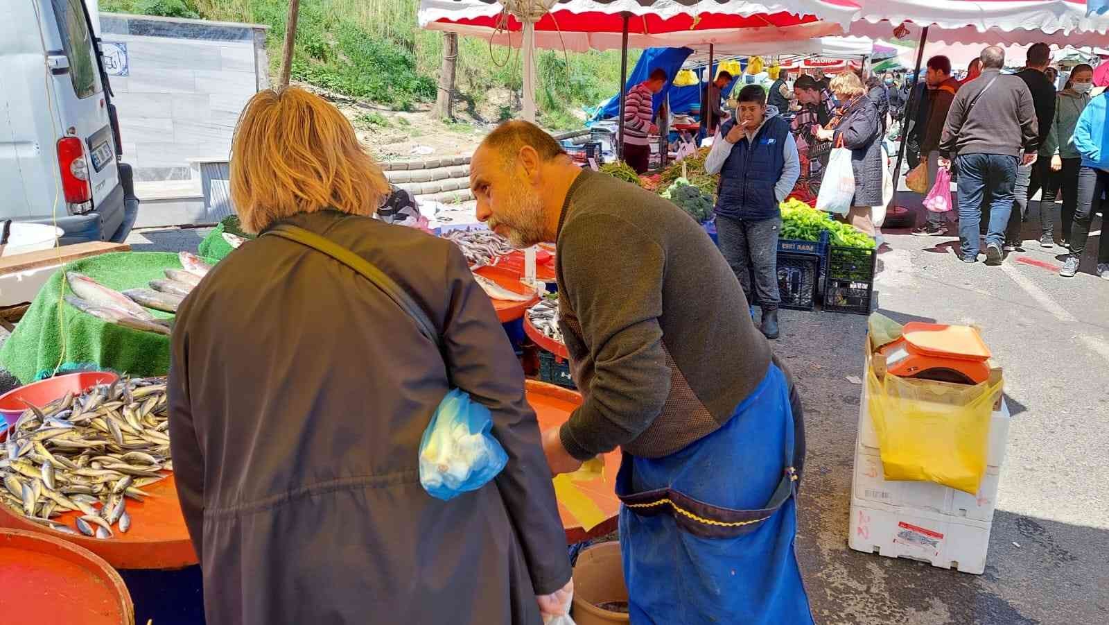 Tekirdağ (İHA) Av yasağına saatler kala Tekirdağ’ın Süleymanpaşa ilçesinde sezonun son hamsileri 30 liraya alıcı buldu. Marmara Denizi’nde balık ...