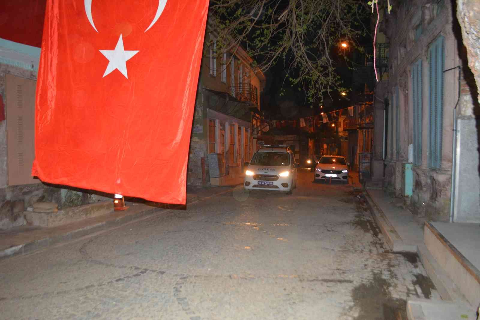 Balıkesir’in Ayvalık ilçesinde, silahlı çatışma ihbarı üzerine olay yerine giden polisler, mahalle halkının sürprizi ile karşılaştı. Ayvalık’ın ...