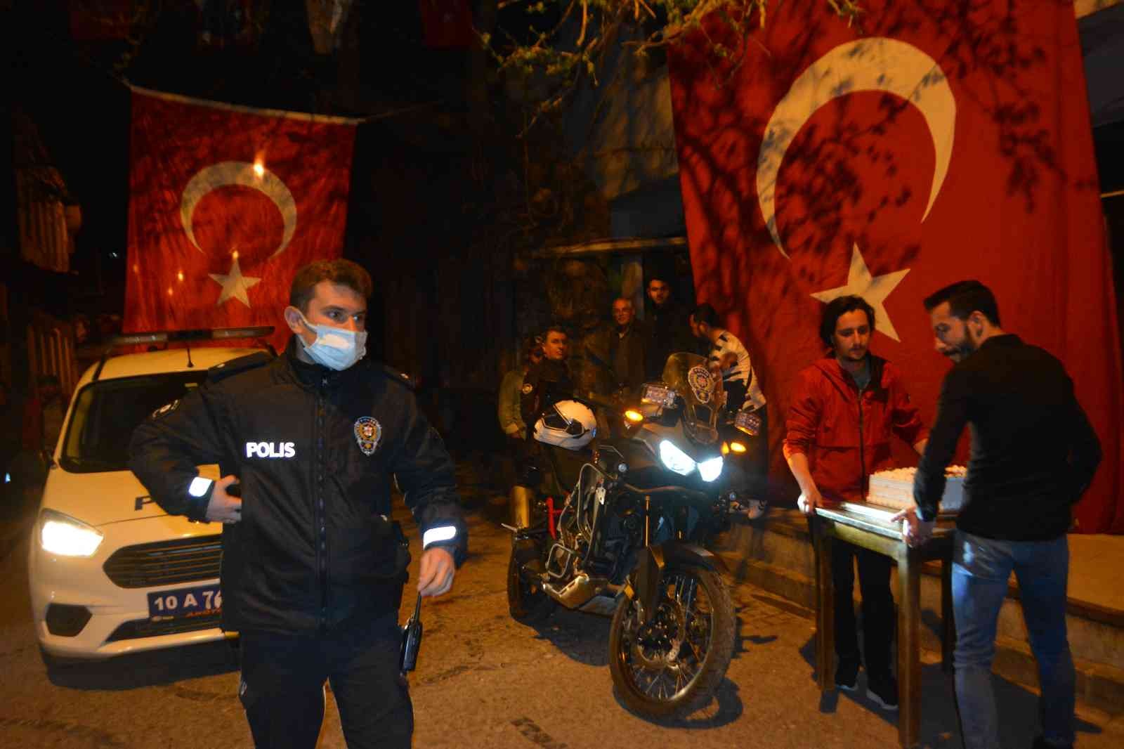 Balıkesir’in Ayvalık ilçesinde, silahlı çatışma ihbarı üzerine olay yerine giden polisler, mahalle halkının sürprizi ile karşılaştı. Ayvalık’ın ...