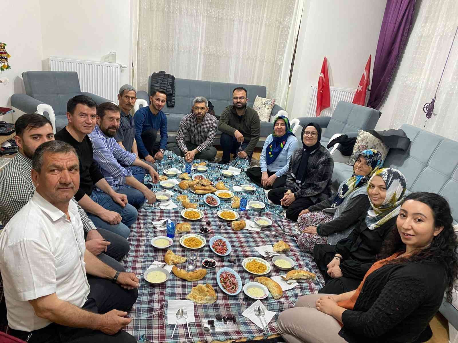 Sındırgı’da Ramazan ayı farklı bir atmosferde yaşanıyor. Her gün 400’den fazla kişinin evlerine ulaştırılan sıcak iftar yemeklerinden, geleneksel ...