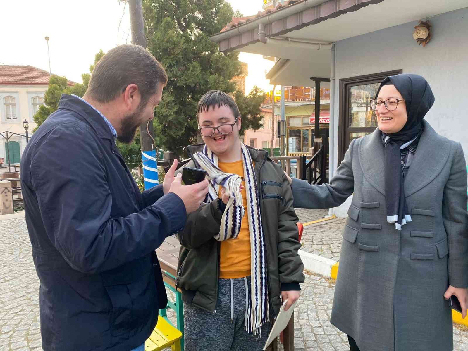 Sındırgı’da Ramazan ayı farklı bir atmosferde yaşanıyor. Her gün 400’den fazla kişinin evlerine ulaştırılan sıcak iftar yemeklerinden, geleneksel ...