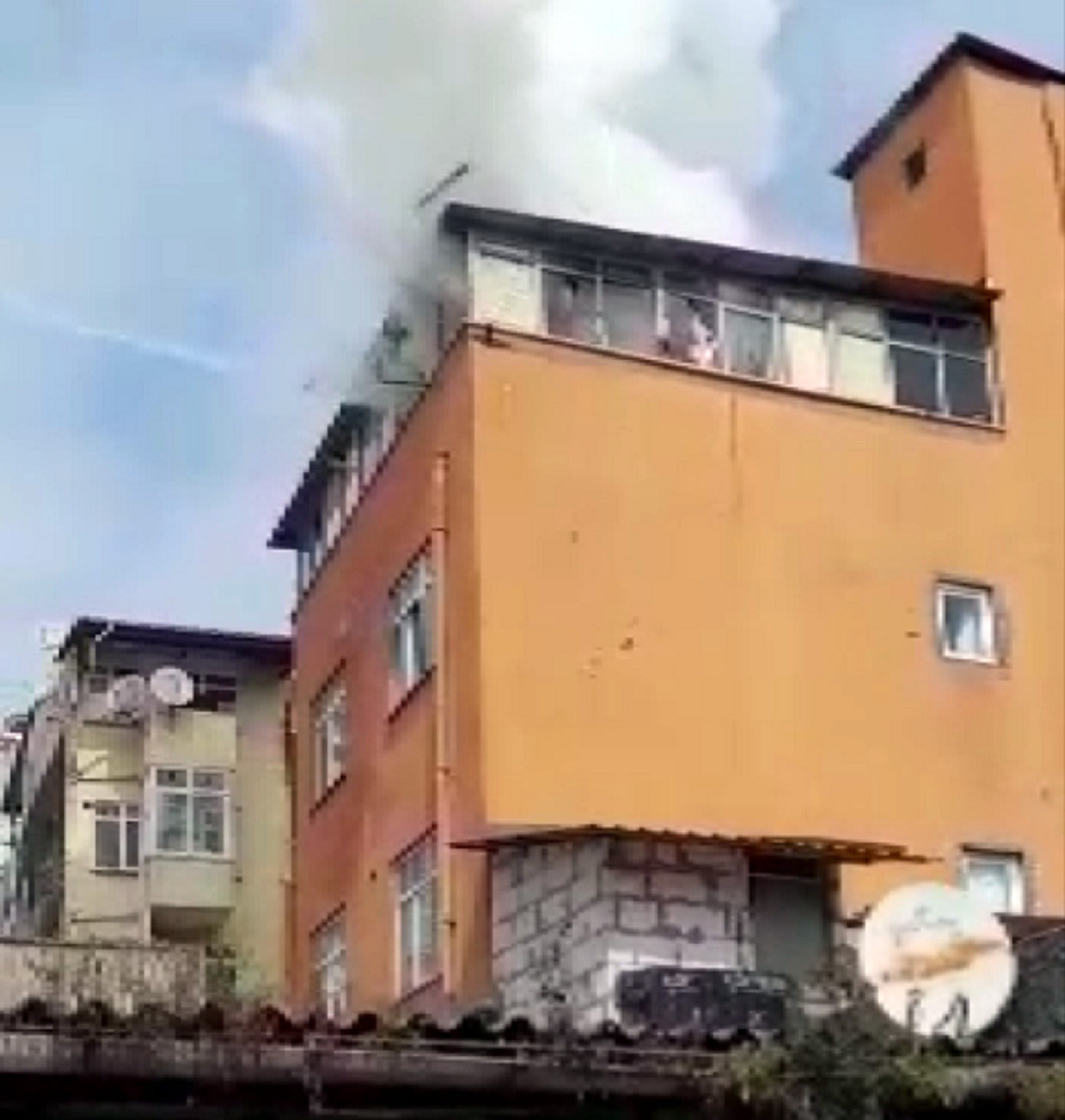 Şişli’de bir pansiyonda yangın çıktı. Patlama seslerinin duyulduğu yangın büyük paniğe neden olurken dumandan etkilenen iki kişiye sağlık ...