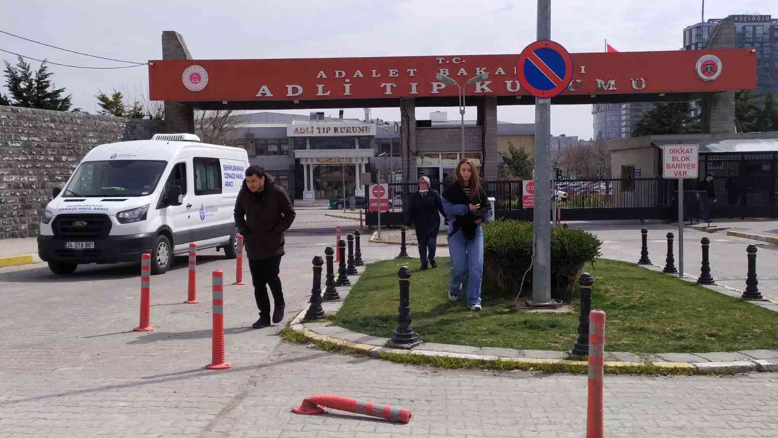 Esenyurt’ta eski erkek arkadaşı tarafından sokak ortasında vurulan genç kızın cenazesi otopsi işlemlerinin ardından ailesi tarafından Adli Tıp ...