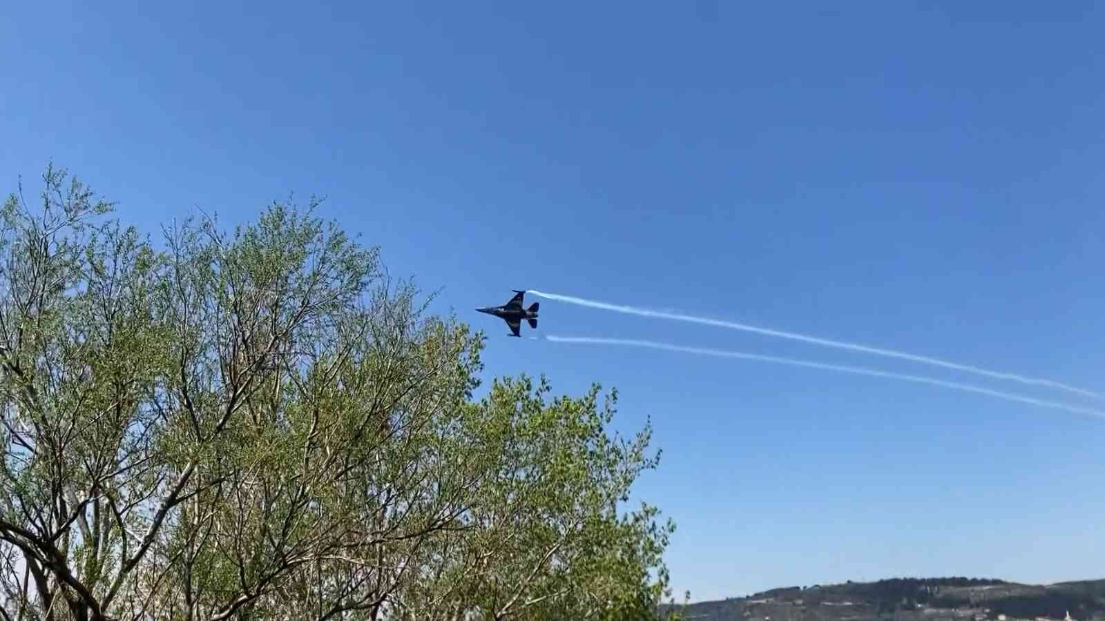 Çanakkale Kara Muharebelerinin 107. yıl dönümü anma törenleri öncesinde ’Solo Türk’ gösteri uçağı, Çanakkale Boğazı üzerinde prova uçuşu yaptı ...