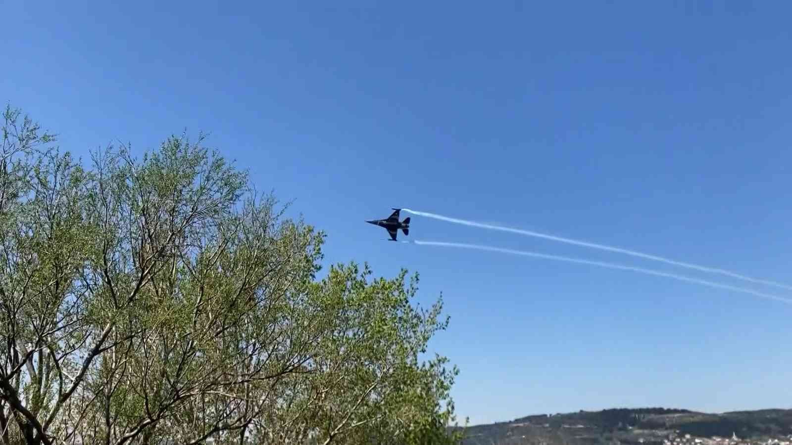 Çanakkale Kara Muharebelerinin 107. yıl dönümü anma törenleri öncesinde ’Solo Türk’ gösteri uçağı, Çanakkale Boğazı üzerinde prova uçuşu yaptı ...