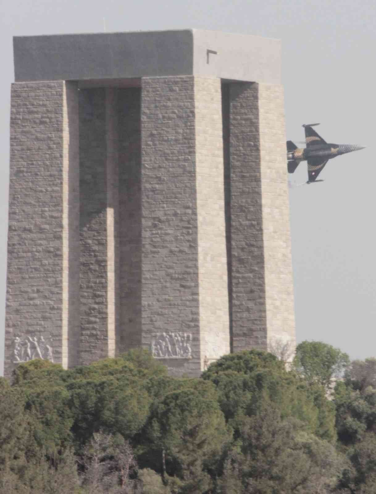 Türk Hava Kuvvetleri gösteri ekibi SOLOTÜRK, Çanakkale Kara Savaşları’nın 107. yıl dönümü anma etkinliklerinde Şehitler Abidesi’nde gösteri uçuşu ...