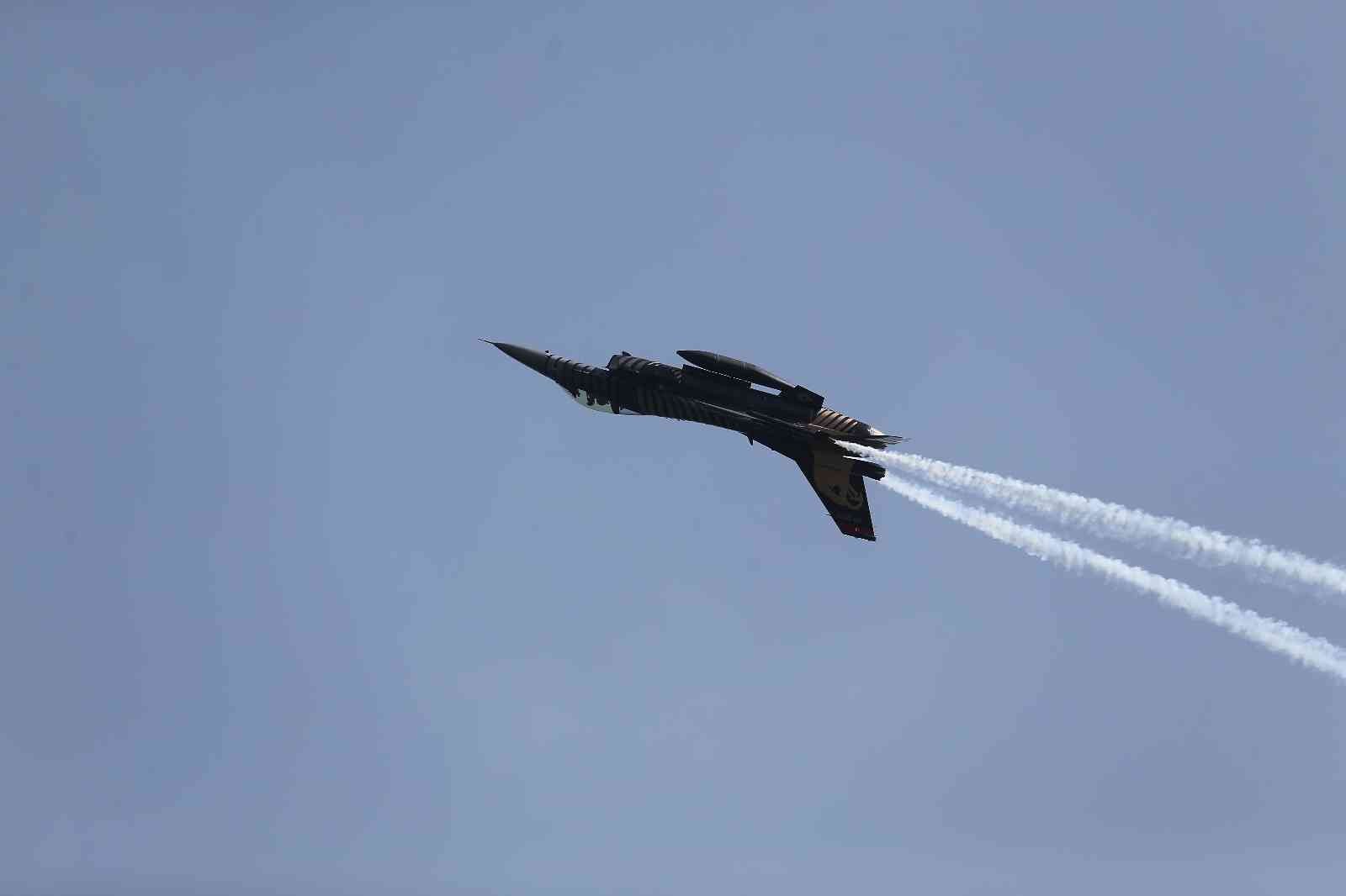Türk Hava Kuvvetleri gösteri ekibi SOLOTÜRK, Çanakkale Kara Savaşları’nın 107. yıl dönümü anma etkinliklerinde Şehitler Abidesi’nde gösteri uçuşu ...