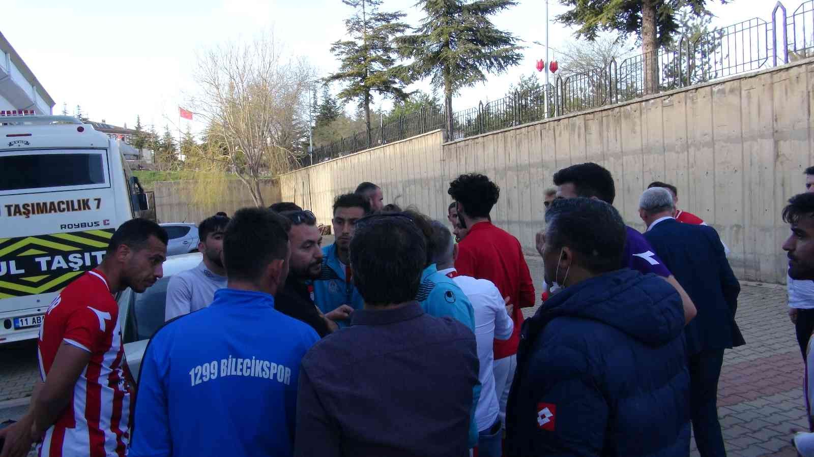 Bilecik derbisinde son dakikalarda yükselen gerilim, maç sonunda fazlasıyla artarken, 2 takım oyuncularını yöneticileri sakinleştirdi. Söğüt İlçe ...