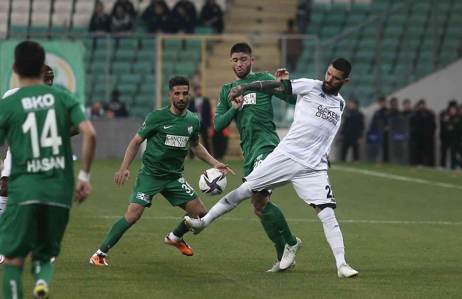 Spor Toto 1. Lig’in 31. haftasında Bursaspor, Kocaelispor’u konuk ediyor. Maçın ilk yarısı 1-1’lik eşitlikle tamamlandı. Kaynak: İHA