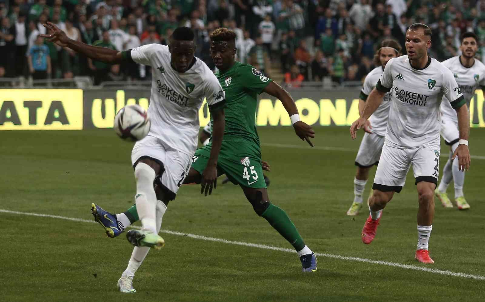 Spor Toto 1. Lig’in 31. haftasında Bursaspor, Kocaelispor’u konuk ediyor. Maçın ilk yarısı 1-1’lik eşitlikle tamamlandı. Kaynak: İHA