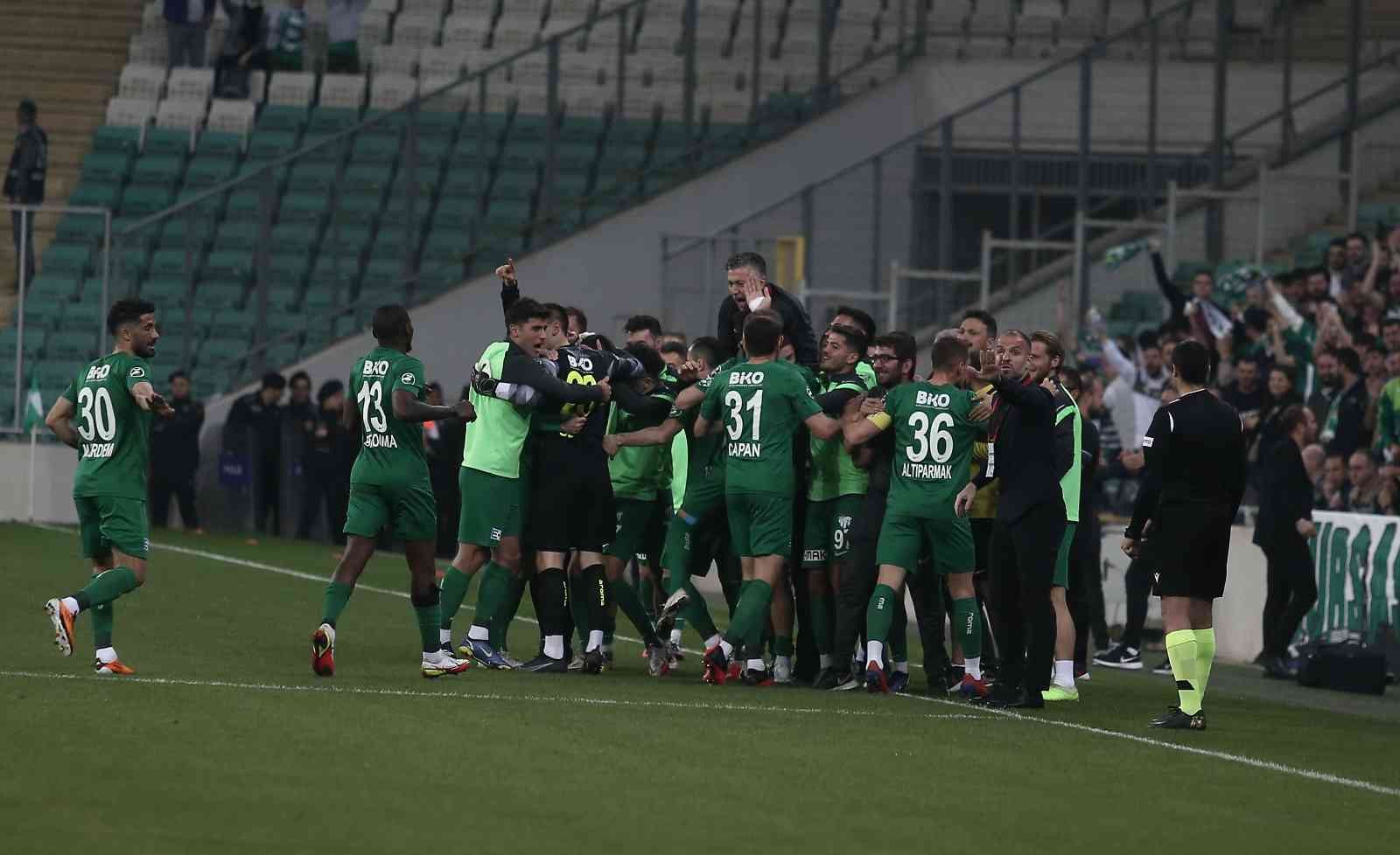 Spor Toto 1. Lig’in 31. haftasında Bursaspor, Kocaelispor’u konuk ediyor. Maçın ilk yarısı 1-1’lik eşitlikle tamamlandı. Kaynak: İHA