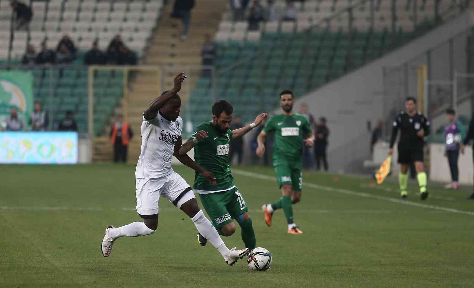 Spor Toto 1. Lig’in 31. haftasında Bursaspor, Kocaelispor’u konuk ediyor. Maçın ilk yarısı 1-1’lik eşitlikle tamamlandı. Kaynak: İHA