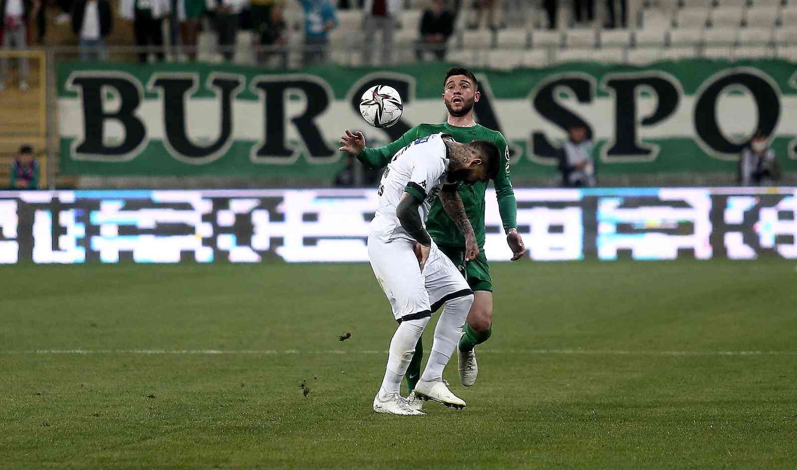 Spor Toto 1. Lig’in 31. haftasında Bursaspor, Kocaelispor’u konuk ediyor. Maçın ilk yarısı 1-1’lik eşitlikle tamamlandı. Kaynak: İHA